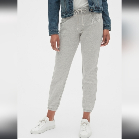 NWT- GAP, Arch Logo Fleece Joggers,Light Gray Heather, Size Large - Picture 1 of 8